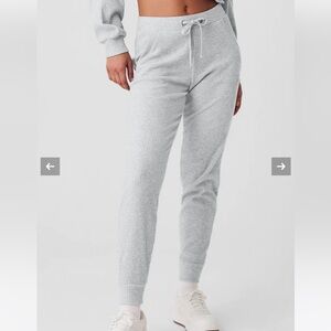 ALO Yoga Muse Sweatpants in heather grey